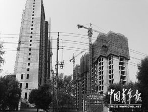 無證樓盤何以“野蠻生長(zhǎng)”？——透視房地產(chǎn)開發(fā)中的監(jiān)管亂象